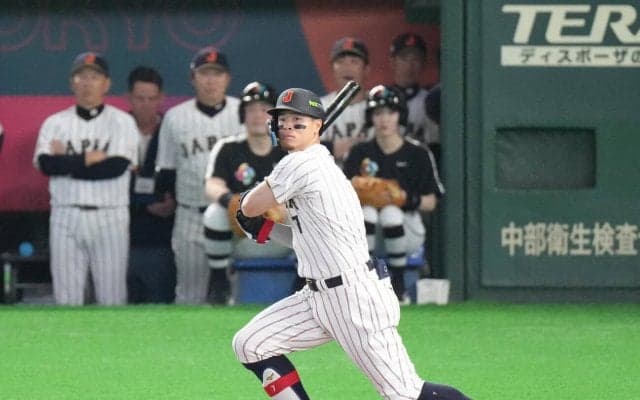 【WBC】チャーター機内で佐藤輝明のひざに座る意外なベテランは…　密着ショットに「ほっこり」