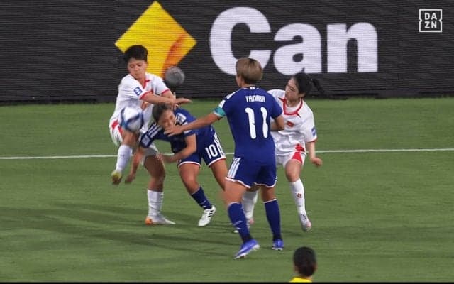 「荒いな…」なでしこ10番に“痛々しいアクシデント”発生「思い切り蹴られてる」長野風花が後方から倒される→頭部に足直撃でファン悲鳴【女子アジアカップ】