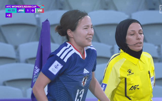 「うわっ…！」なでしこ北川ひかる、背後から“体当たり”被害→フラッグ激突「ファウル取ろうぜ審判」解説・ファンが騒然【女子アジアカップ】