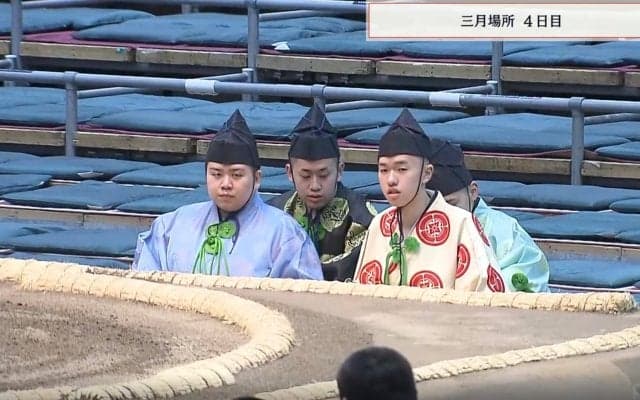 「行司が一番強そう」力士に“負けず劣らず”…前相撲で捉えた22歳行司のただならぬ体格に熱視線