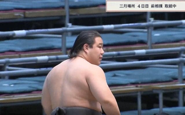 「あら？」「どうした」両力士が“揃って土俵を後にする”ハプニング！ まさかの光景に「反対でしょ」軍配差し替えで行司も力士も戸惑う