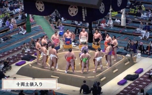 十両力士の化粧まわしに“名作人気漫画”主人公の姿　ひときわ目を惹く光景に「翼くんじゃん」ファン熱視線