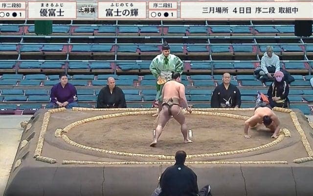「えっ」大相撲三月場所でまさかの“秒速決着” 一瞬で決まった突き落としに「あら」「なに」驚く声