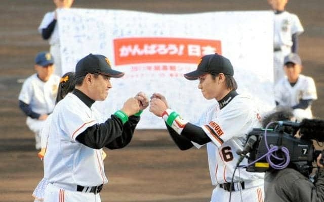 震災の直後にプロ野球の開幕戦　観客は「がんばろう！日本」掲げる