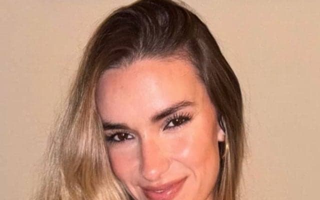 「世界一セクシーな元バレー選手」SNSで大胆水着ショット披露「ファンを汗だくに」英紙