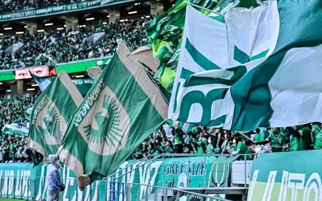 ｢プレゼントのレベル超えてる！｣J1東京V、浦和戦で3万5000人に無料配布の“緑のベースボールシャツ”が大反響！ ルーキーの｢斬新かつ初々しい｣モデル姿にも称賛の嵐