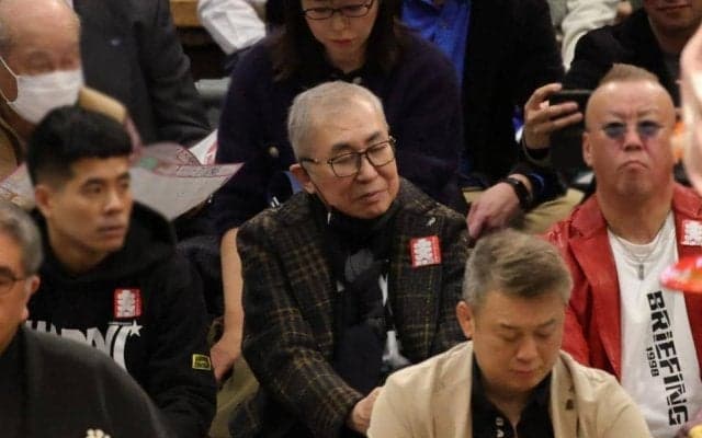 「さすが春場所ｗ」熱戦大相撲、関西有名芸能人の姿にネット沸く「気になって集中できない」「あの黄色いメガネは・・・」