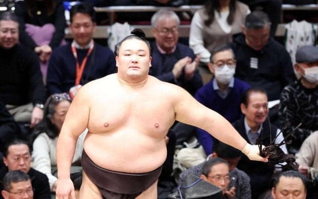 朝乃山が今場所初の連勝「後輩に負けたくない気持ちで」同じ近大出身の錦富士から初白星