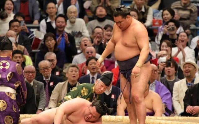 大相撲の観客マナー問題、豊昇龍の立ち合い瞬間にスマホ着信音鳴り響く、控えの弓取り力士「ビックリして焦りました」