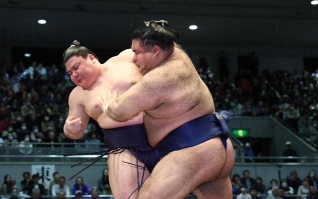無傷５連勝！関脇高安「理想の相撲」一回り下の義ノ富士を圧倒　前頭隆の勝とトップ並走