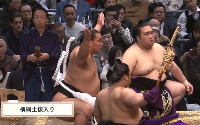 「やばい奴がいる」横綱土俵入りで“残念な”振る舞い「ほんとに寒い」「ふざけやがって」怒りと落胆の声