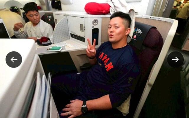 【WBC】チャーター機内で牧秀悟、岡本和真らが侍モデルの「BAKUNE」を着用し疲労回復