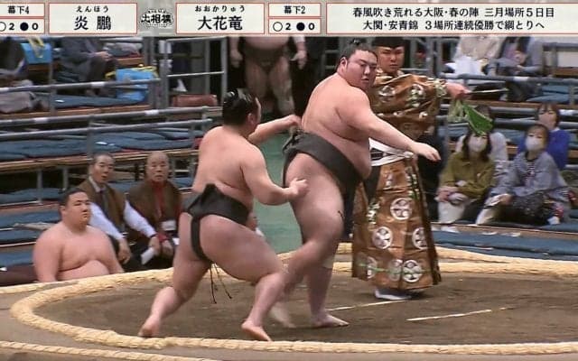 炎鵬の取組で勝った力士も「一体、何が？」驚き 歓声、悲鳴、静寂…行司が見逃さなかった決定的瞬間