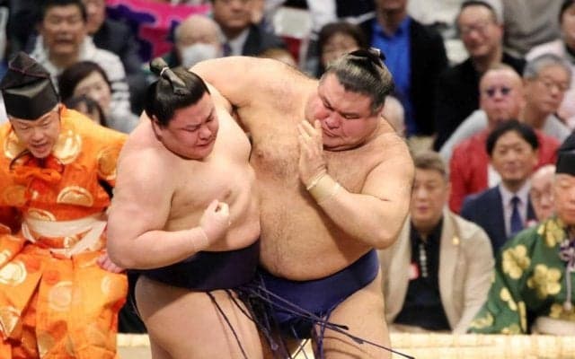 悲願の初優勝へ　３６歳高安が５連勝　力強く寄り切り勝ちに納得「理想の相撲。組み止めてまわしを取れた」