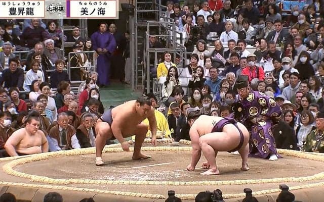 32歳で横綱初挑戦の晴れ舞台をファンが“台無し”に…“残念なマナー”に批判殺到 「なんとかしろよ…」憤りの声