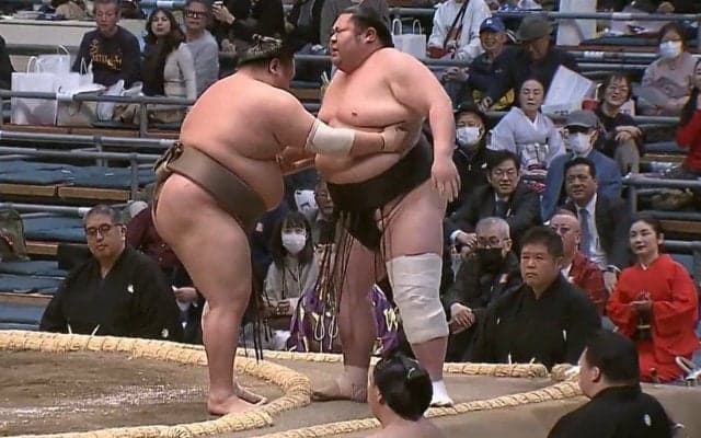 力士が突如の無抵抗“棄権” 自ら後退って土俵を割る姿に相手は呆然 館内どよめき