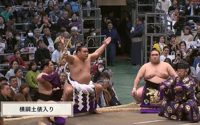 「うわ本物」「綺麗だからすぐわかる」大相撲、升席の女性にファン熱視線 ネットで話題に