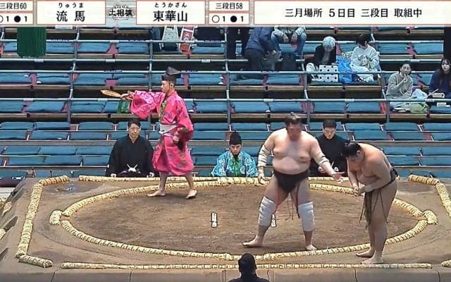 「折れた？」取組中、力士の手に“異変” 視線を落とし気にする珍しい仕草に心配の声 取組後にも気にかける様子