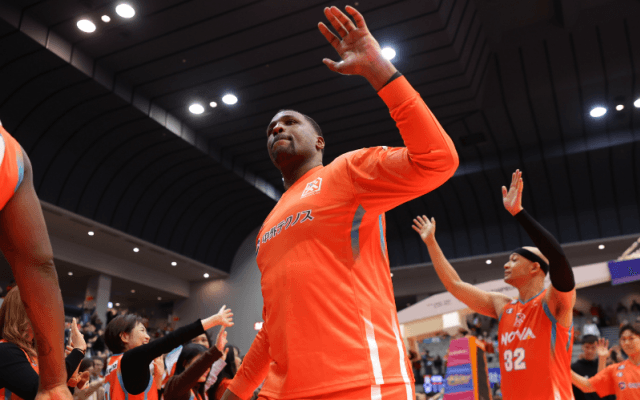 広島と選手契約解除の小寺ハミルトンゲイリーがコーチ契約…岡崎GM「すでに絶大な信頼を得ています」