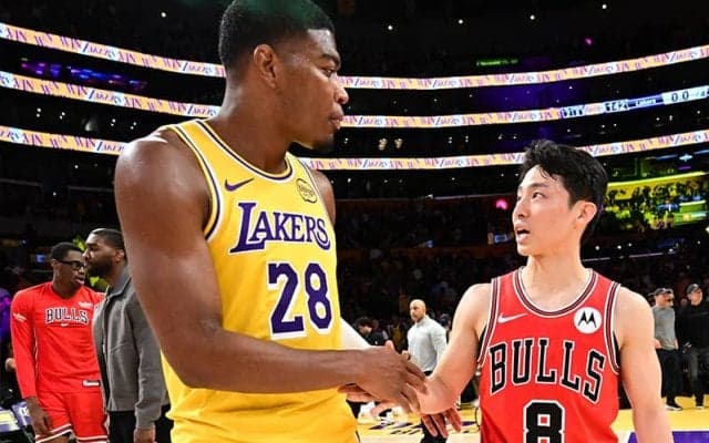 八村塁と河村勇輝が“NBA日本人対決”後にユニフォーム交換…名門の一員としてマッチアップする場面も