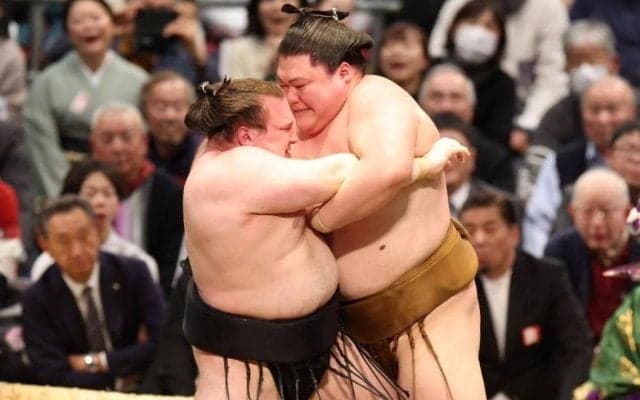 安青錦が痛恨の３敗目　綱とり大ピンチ　王鵬のきめ出しで敗れる
