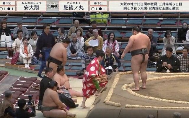 館内騒然！行司が力士に突き飛ばされるアクシデント 「すっごい吹っ飛んだ」「初めて見たかも」無事立ち上がり拍手受ける