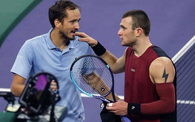 メドベージェフ、物議を醸す「プレー妨害」の判定を語る。ドレイパーを下し4強進出[BNPパリバ・オープン]