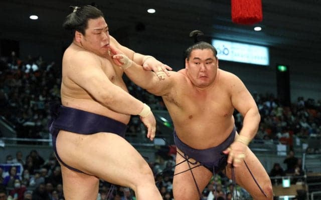 豊昇龍１敗守りトップに並ぶ　平戸海を突き、押しで圧倒　報道陣に笑顔で応じる場面も