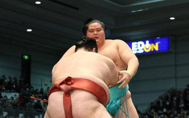 みんな見て！熱海富士が大関琴桜を一方的に押し出し　３勝３敗「全力で１番１番」好内容継続誓う
