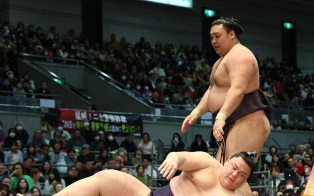 義ノ富士が霧島に敗れ４敗目「力出し切れなかった」立ち合い合わず…「力はあり余っている」
