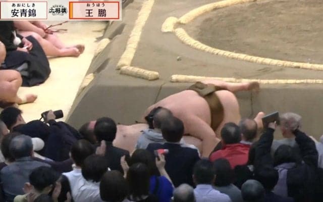 危ない！安青錦、3敗目の裏でまさかのハプニング　土俵下に転落で「カメラマン被弾」中継が捉えた危機一髪の一幕