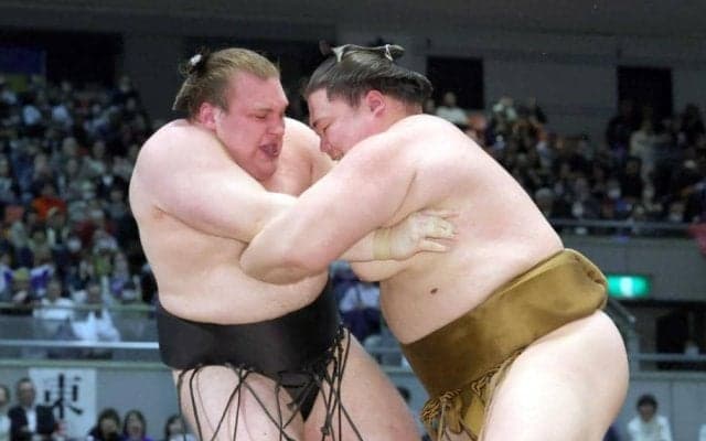 安青錦　痛恨の黒星...綱とり崖っぷち　中日までに３敗は過去に昇進例なし　報道陣に取材断り、うつむき加減で腕組み無言貫く