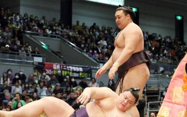 霧島　５勝目！首位並ぶ　払うように上手投げ決める「まった、と思ったけれど」　大関復帰へ思い出した師の言葉「今までより緊張しなくなった」