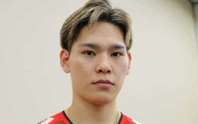 西田有志　超高級赤のスポーツカーが「めっちゃかっこいい」「一児のパパに見えない」お値段なんと５０００万円超！アストンマーティンが提供