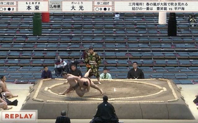 スローでも「おーすごい」大相撲、午前の取組から物言いがついた土俵際の“微妙すぎる攻防” 「軍配通り」「ナイス」行司の眼に称賛