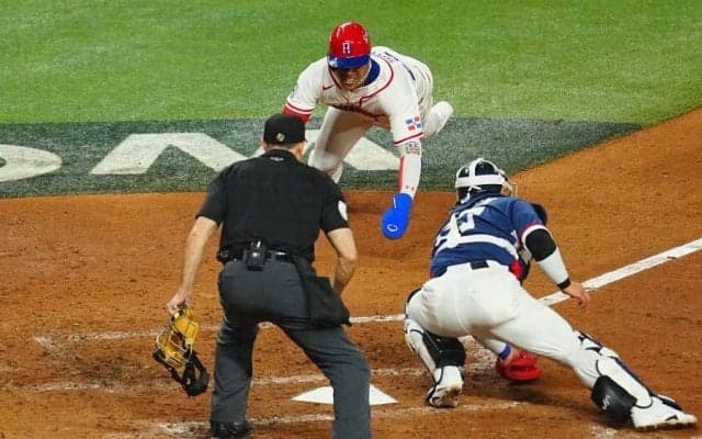 天才ソトから飛び出した“神の手”　右手一本で…好プレー連発で韓国から序盤で5得点