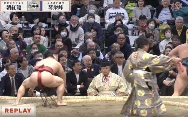 力士も思わず「おっ！みたいな表情」で驚く 約1分30秒協議→“同体取り直し”に「体が飛んでた」「かかと出てたよ」館内もどよめく
