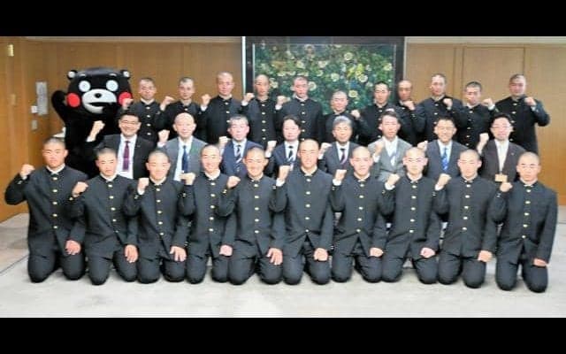 センバツ熊本工が甲子園へ出発　前日にはくまモンに誕生祝いも