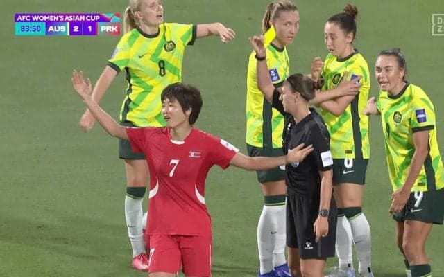 「顔に酷い打撃」北朝鮮女子MFが肘打ち→豪州女子MFは目の上から流血「偶発的だったが…」現地メディア騒然【女子アジアカップ】