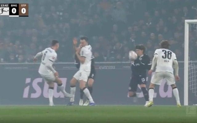 「マジかよ！？」日本代表DF安藤智哉、強烈シュート直撃の“まさかの展開”「スゲえw」至近距離からのボールを弾き飛ばす“強靭ディフェンス”