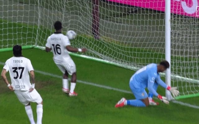 「巨大な失態」鈴木彩艶が“股抜き被弾”で唖然…「先制点をプレゼント」「完全なる悪夢」4失点の復帰戦に現地メディア辛辣＆スタメン論争も