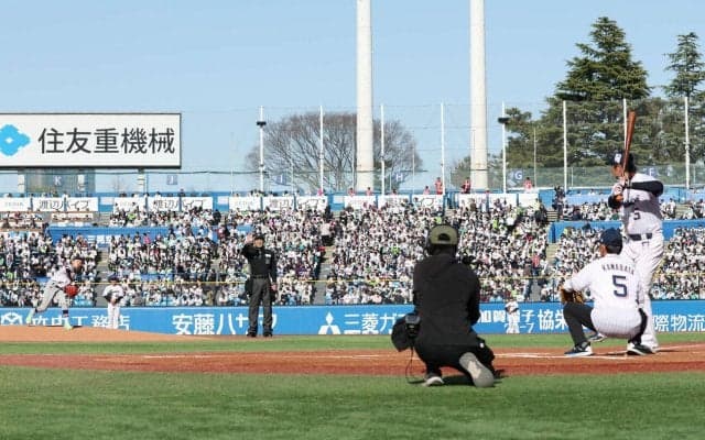 【ヤクルト】川端慎吾引退試合、家族で始球式　息子がストライク投球で自身は空振り、場内拍手