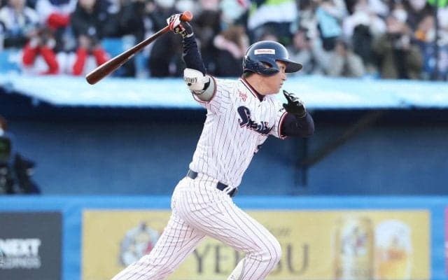 【ヤクルト】川端慎吾、引退試合第３打席二ゴロ　強烈な当たりはファウル、捉えるも相手二塁正面