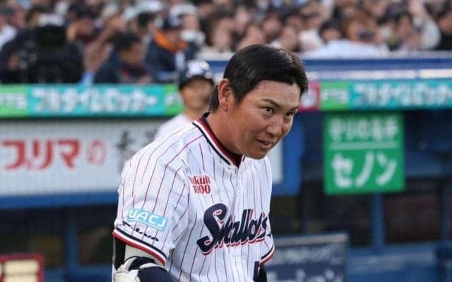 ヤクルト　引退試合の川端慎吾氏は４打数ノーヒットも神宮拍手万雷　九回には遊撃の守備、遊飛を笑顔で捕球