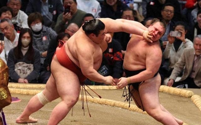 大関安青錦は痛恨４敗目　綱とり絶望的　熱海富士の圧力に屈し連敗　熱海富士は先場所の雪辱　１敗で豊昇龍、高安ら６人が首位