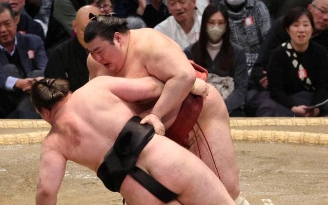 安青錦、綱とり絶望的　熱海富士に敗れ４敗　先場所優勝決定戦のような首投げは決まらず
