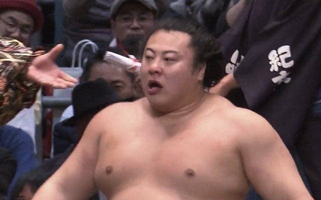 「蹴ったw」「蹴飛ばした」幕内の取組で“珍光景” 咄嗟の判断と行動に館内どよめき