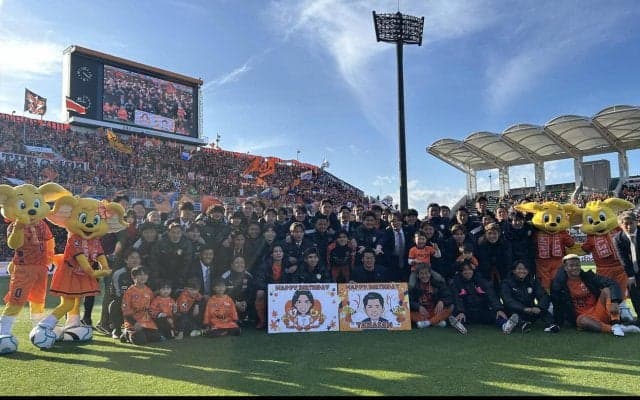 【清水】吉田監督がバースデー勝利「祝ってもらうの初めて」似顔絵入りボードとケーキで会場祝福