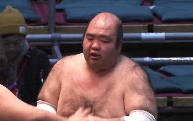 「そんなに強く当たるなよ」「額が…」17歳力士の強烈な立ち合いで人気力士にアクシデント 心配の声
