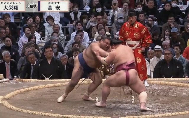 「行司に助けられた！」ベテラン実況も驚愕の展開 「珍しいものみた」土俵際の攻防が話題